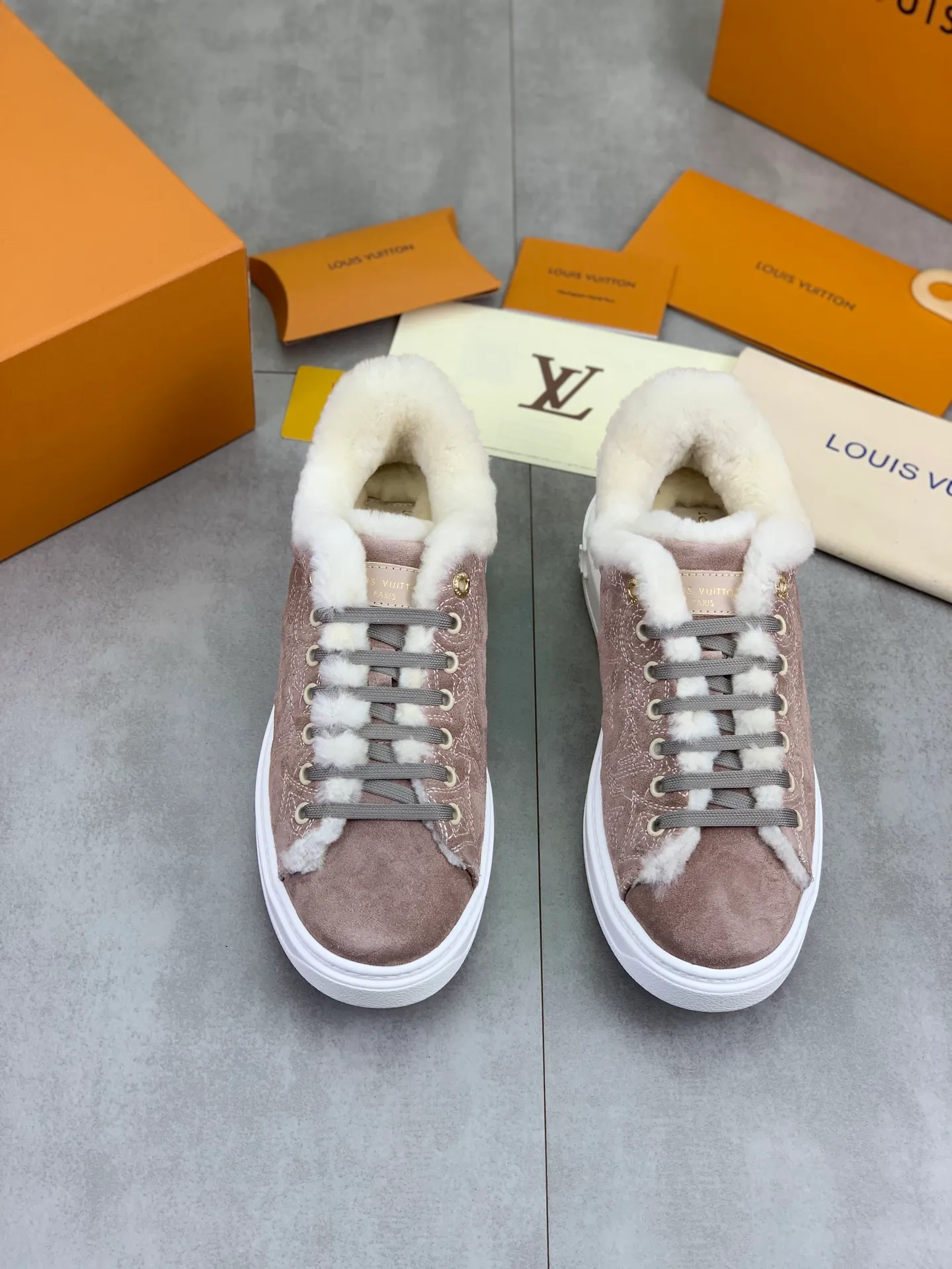 Factory price P740 Wool lining 💶 Top version [LOUIS VUITTON] Couple 🧑‍🤝‍🧑 Craftsman style Counter series (original order) New style 🍀LV Louis Vuitton - top version LV classic high-top trendy shoes! Made of imported original craft calfskin, original warm wool lining, and original wear-resistant, lightweight, high-end TPU outsole! High quality products! 3️⃣ colors available, code numbers: female 35-39, male 39-44 (female 40, male 45 46 customized)
